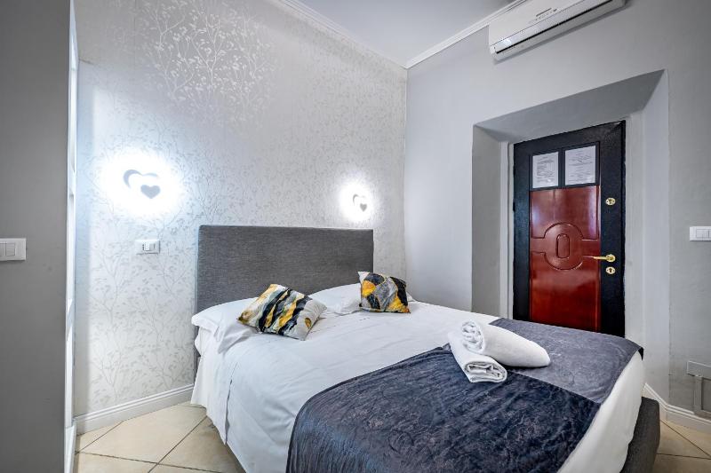 Economy Double Room image 4