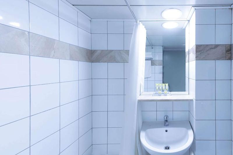 Comfort Room with Three Single Beds - Non-Smoking image 4