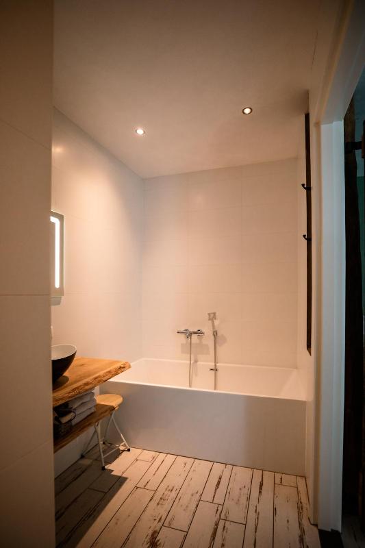Deluxe Double Room with Bath image 2