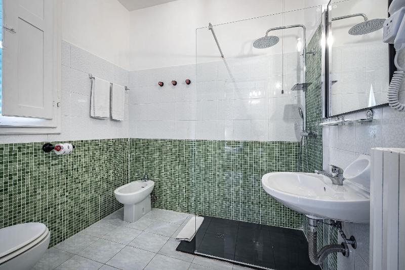 Standard Triple Room image 4