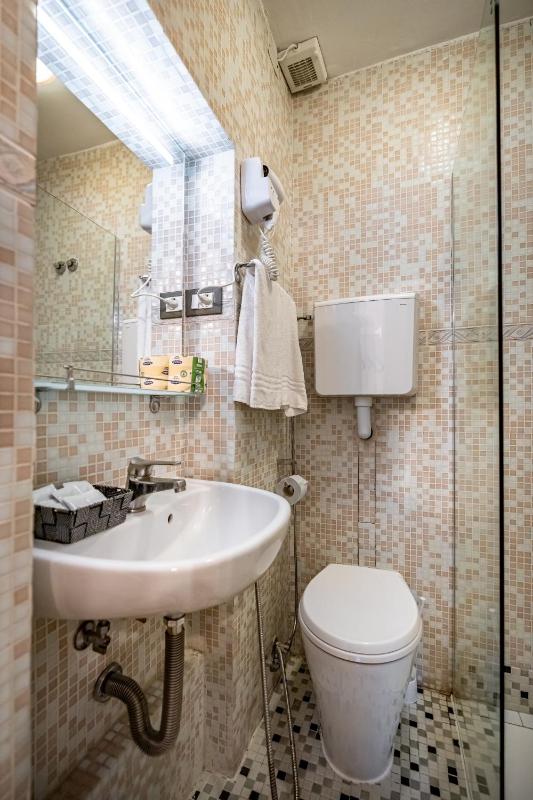 Standard Triple Room image 2
