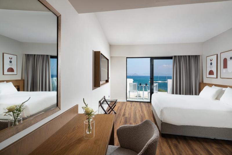 Double Room with Balcony and Sea View image 1