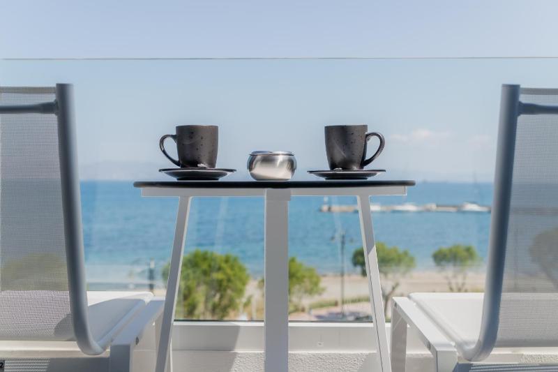 Double Room with Balcony and Sea View image 3
