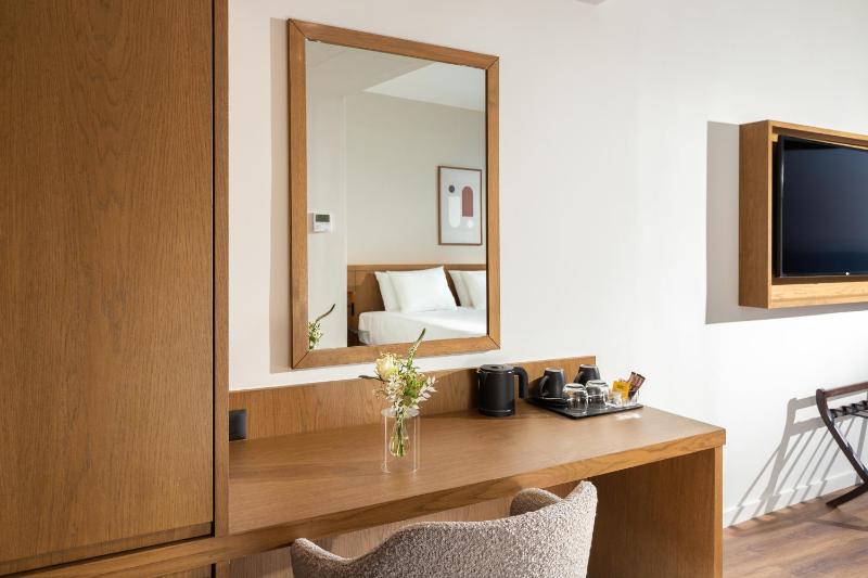Double Room with Balcony and Sea View image 2