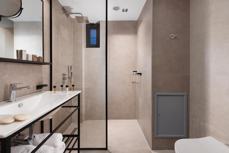Suite with Sea View image 3