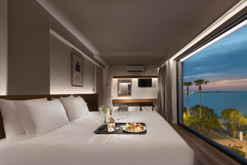 Superior Suite with Sea View image 4