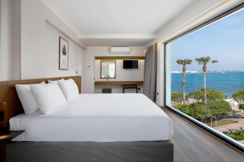 Superior Suite with Sea View image 2