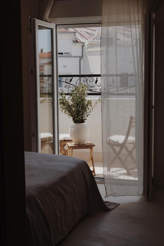 lo͝or luxury retreat - image 6