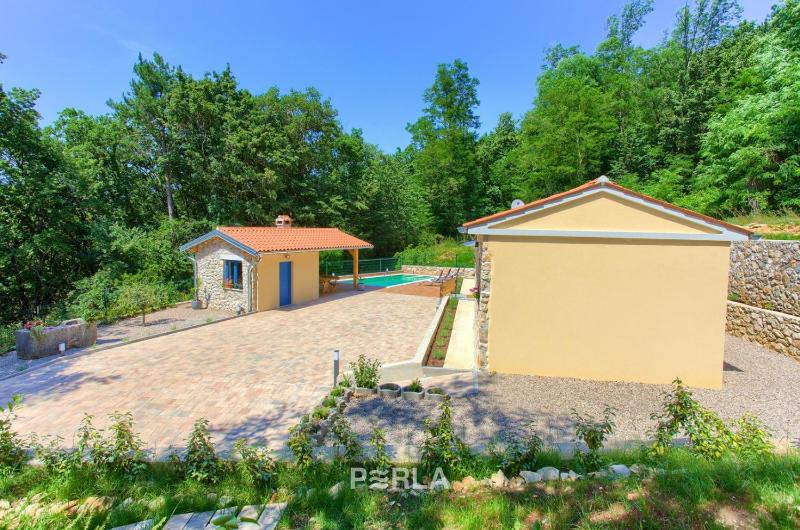 Cozy holiday house CAPREE with pool in a quiet location near the beach Rabac - image 2