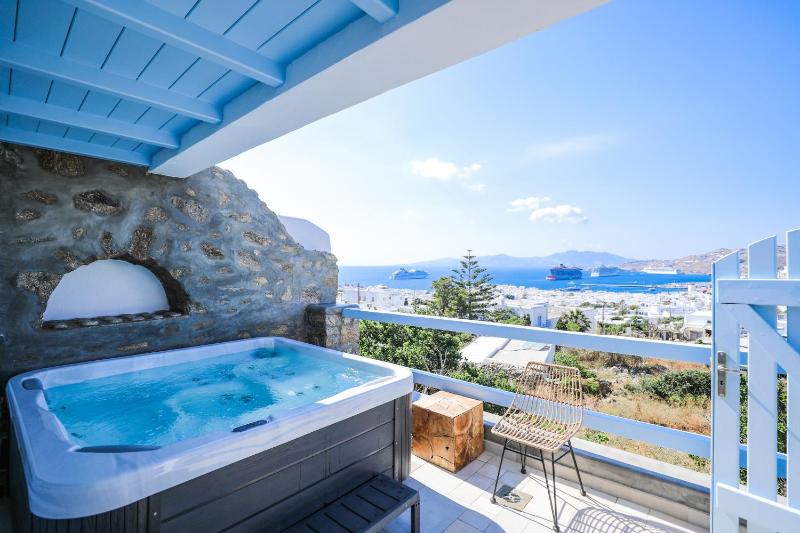 Suite with Outdoor Jacuzzi image 3