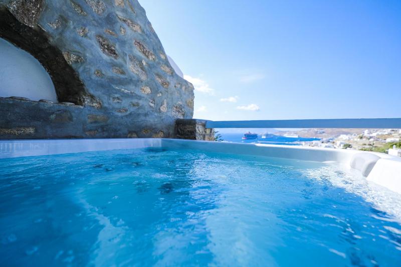 Suite with Outdoor Jacuzzi image 4