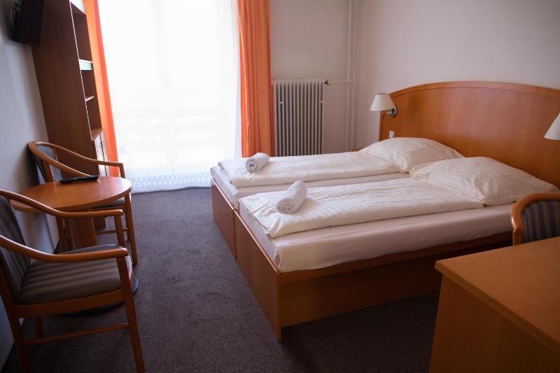 Double or Twin Room image 3