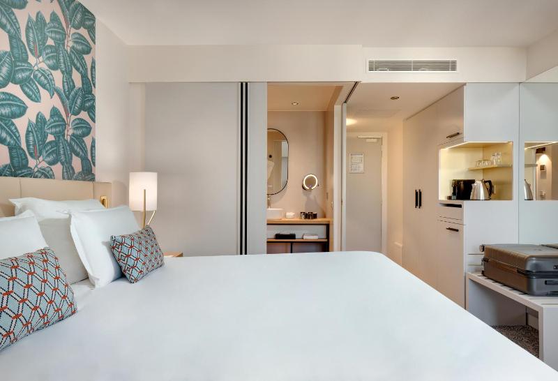 Deluxe King Room image 3