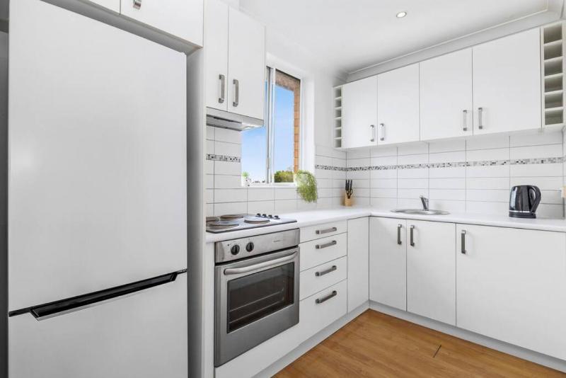 Top level one bedroom apartment with MCG views - image 4