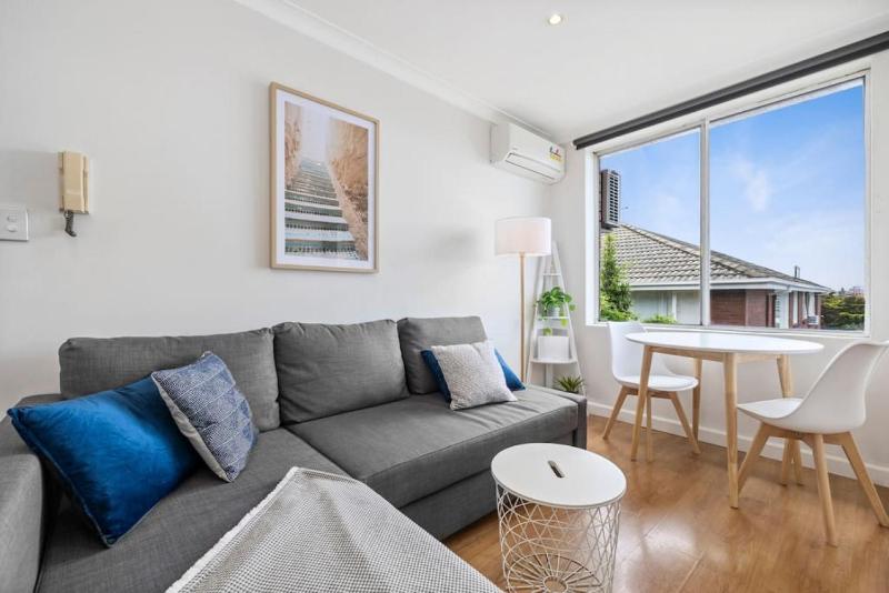 Top level one bedroom apartment with MCG views - image 7