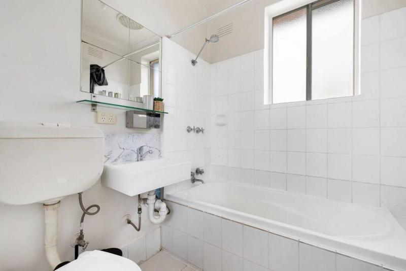Top level one bedroom apartment with MCG views - image 13