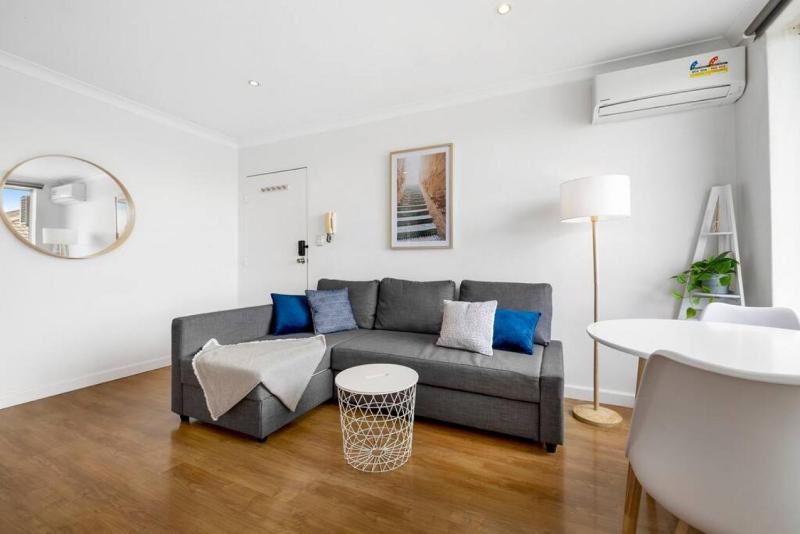 Top level one bedroom apartment with MCG views - image 12
