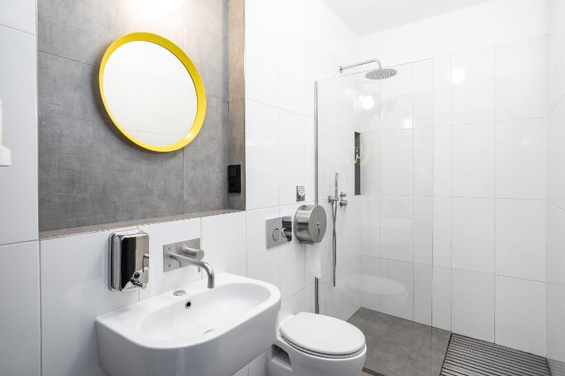 Bed in 6-Bed Mixed Dormitory with Private Bathroom image 2