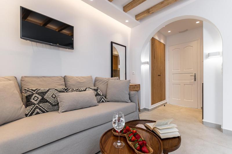 Premium Double Room with Pool View image 1