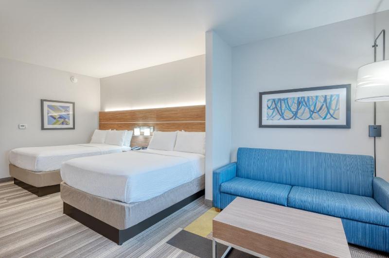 Queen Suite with Two Queen Beds and Sofa Bed image 4