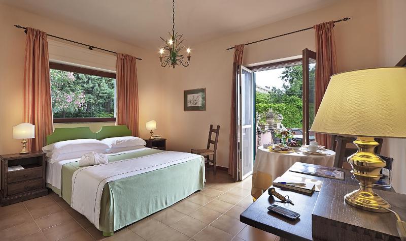 Family Room with Garden View image 3