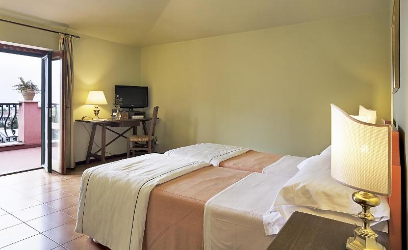 Superior Double or Twin Room with Sea View image 4