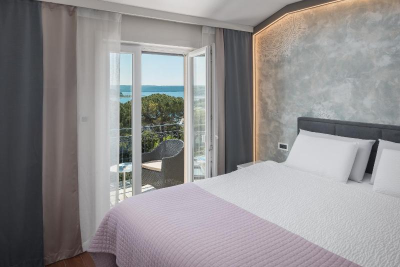 Double Room with Balcony and Sea View image 1