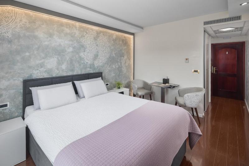 Double Room with Balcony and Sea View image 4