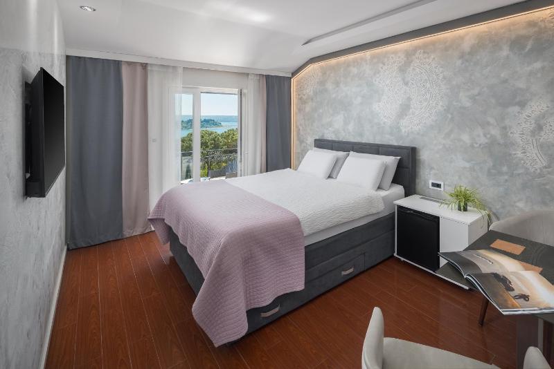Double Room with Balcony and Sea View image 3