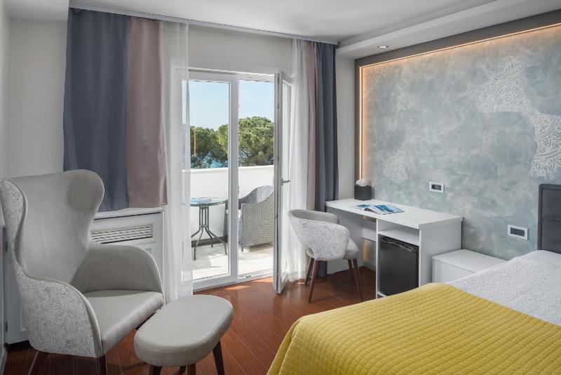 Family Room with Balcony and Sea View image 3