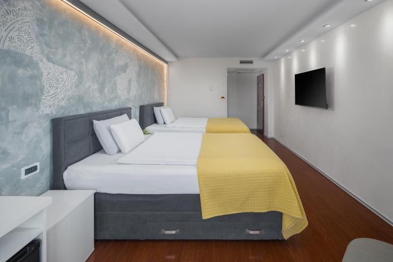 Family Room with Balcony and Sea View image 4