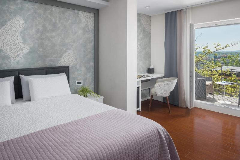 Superior Triple Room with Balcony and partial Sea View image 1
