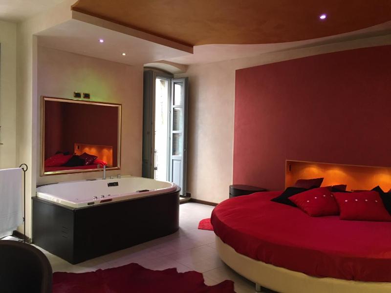 Deluxe Suite with Spa Bath image 1