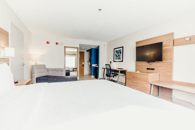 Standard King Room image 3