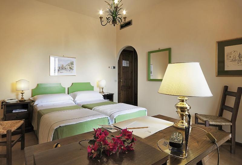 Classic Double or Twin Room image 4