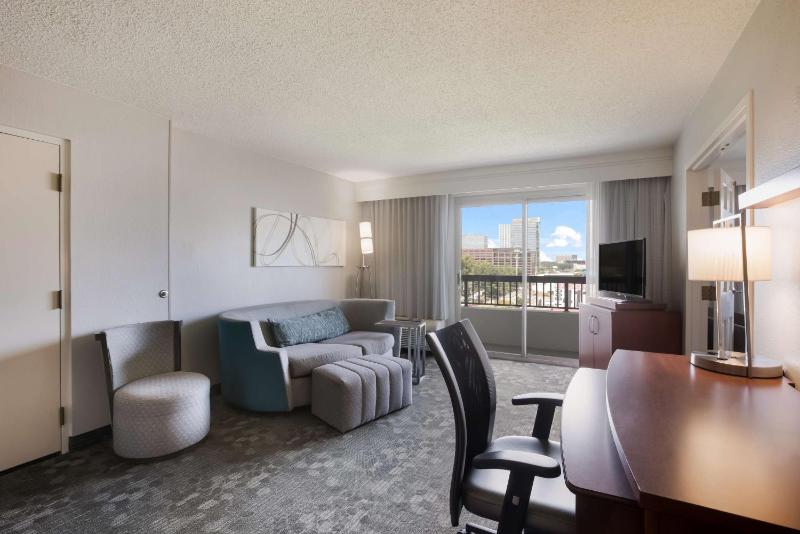 One-Bedroom King Suite with Sofa Bed image 4