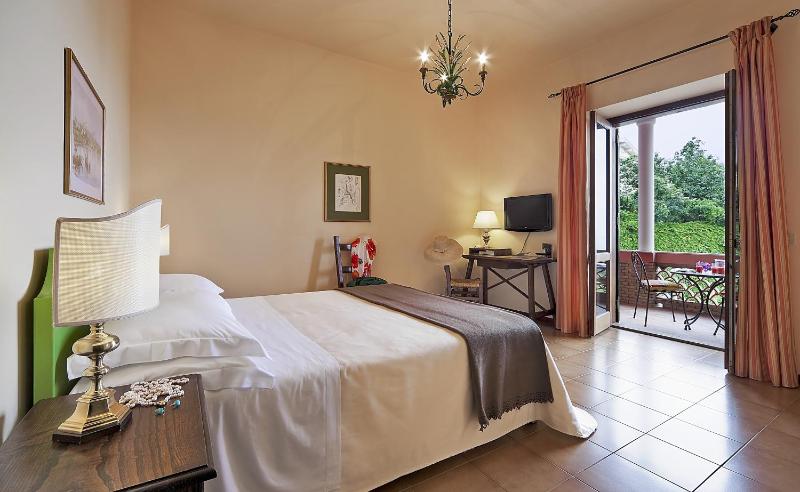 Superior Double or Twin Room with Sea View image 3