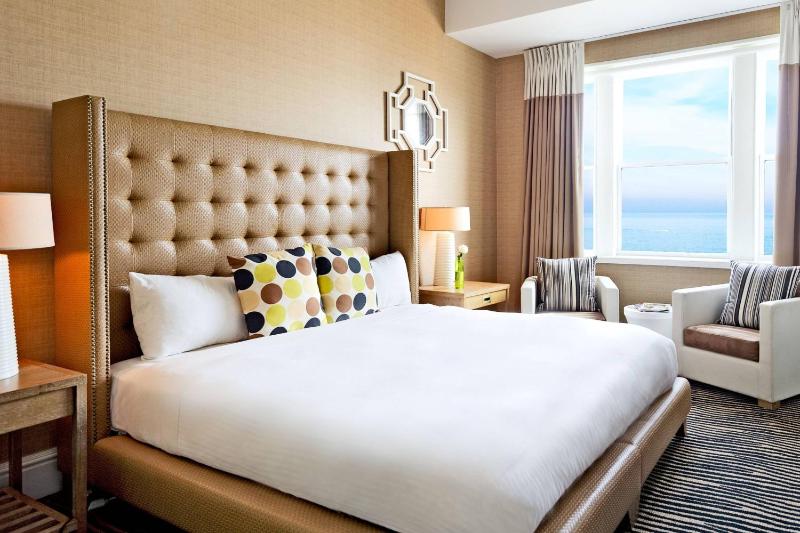 Standard King Room with Ocean View image 3