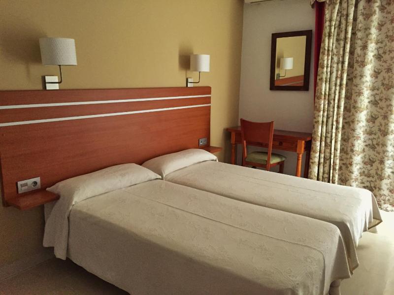Twin Room image 2