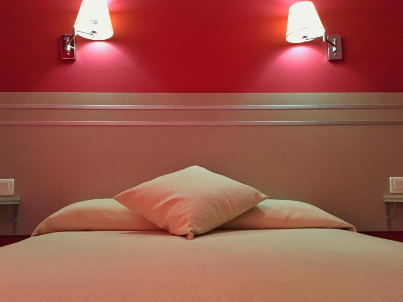 Twin Room image 3