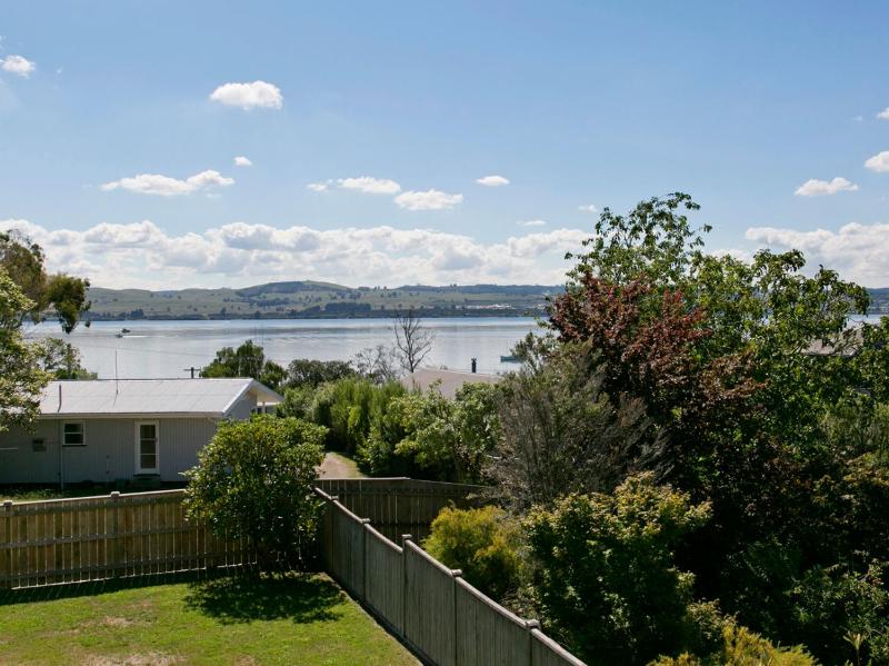Taupo Escape - Rainbow Point Holiday Home - image 2