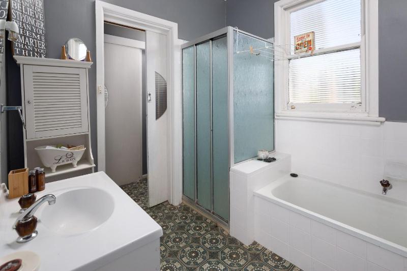 Cowes Coastal Retro Cottage - image 3
