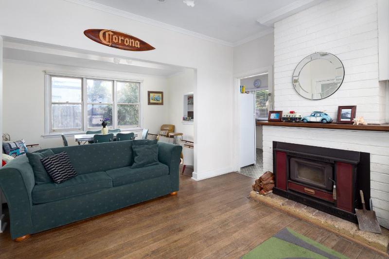 Cowes Coastal Retro Cottage - image 12