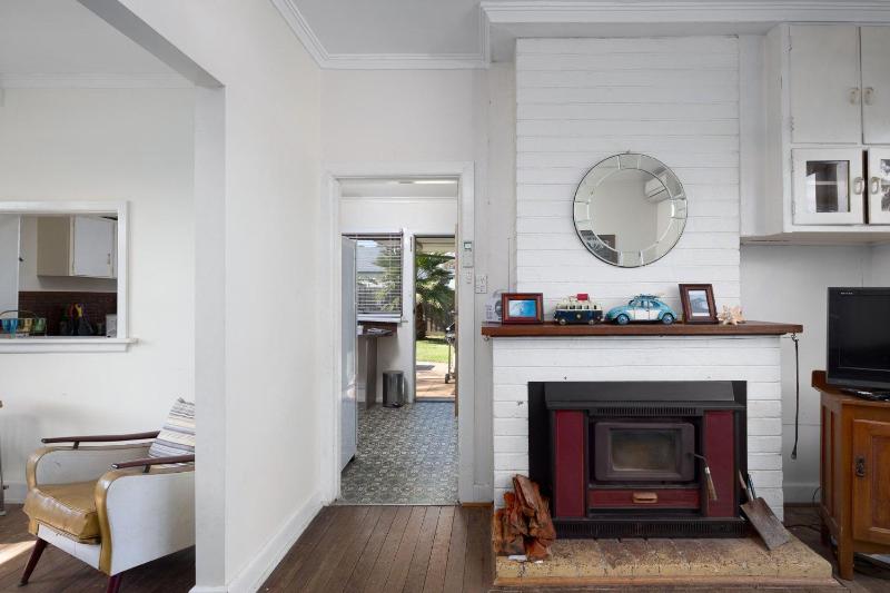 Cowes Coastal Retro Cottage - image 10