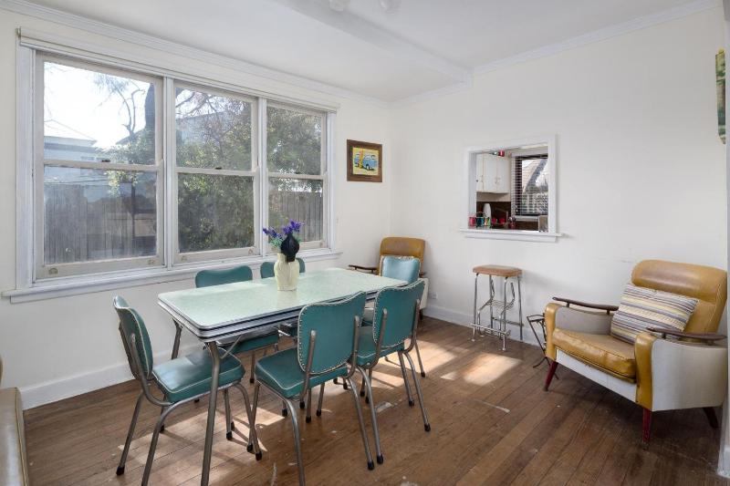 Cowes Coastal Retro Cottage - image 8