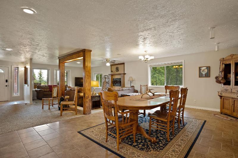 Six-Bedroom House image 3