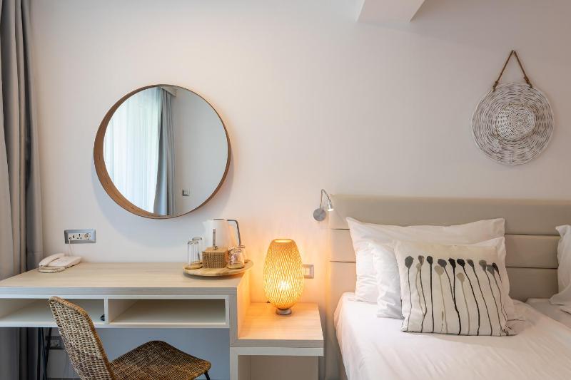 Double Room with Balcony image 3