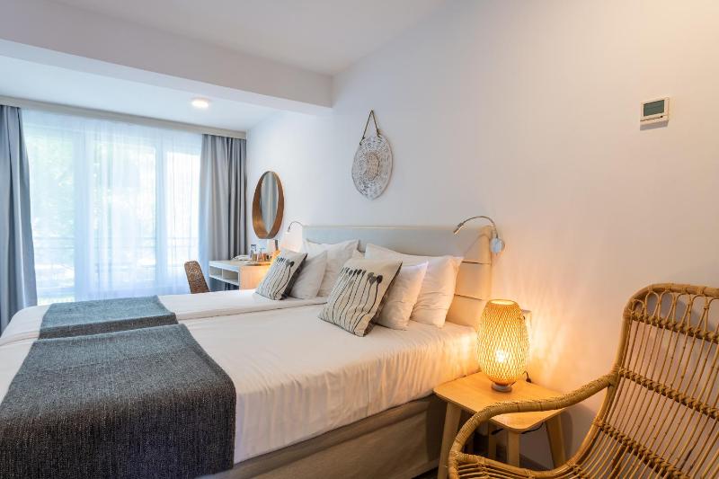 Double Room with Balcony image 4