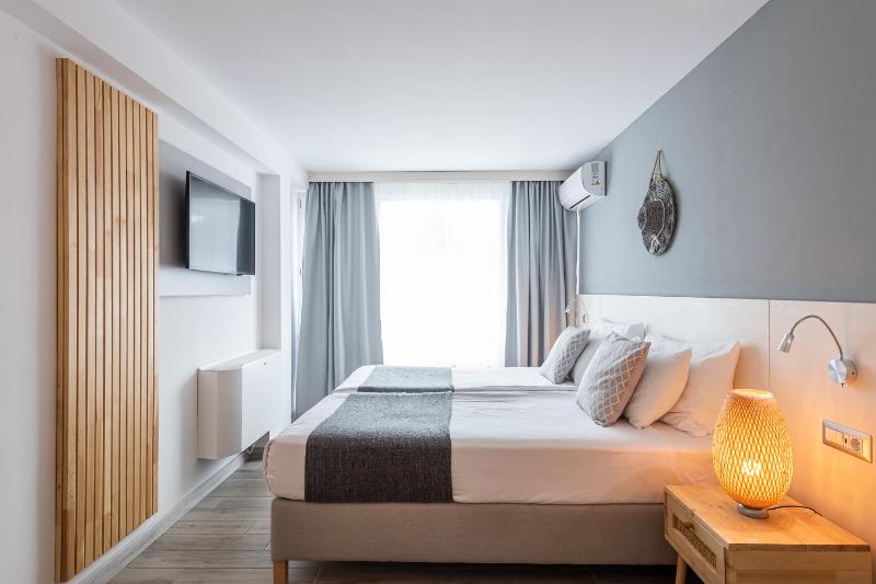Superior Double Room with Balcony image 1