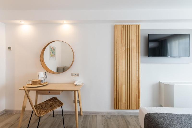 Superior Double Room with Balcony image 4